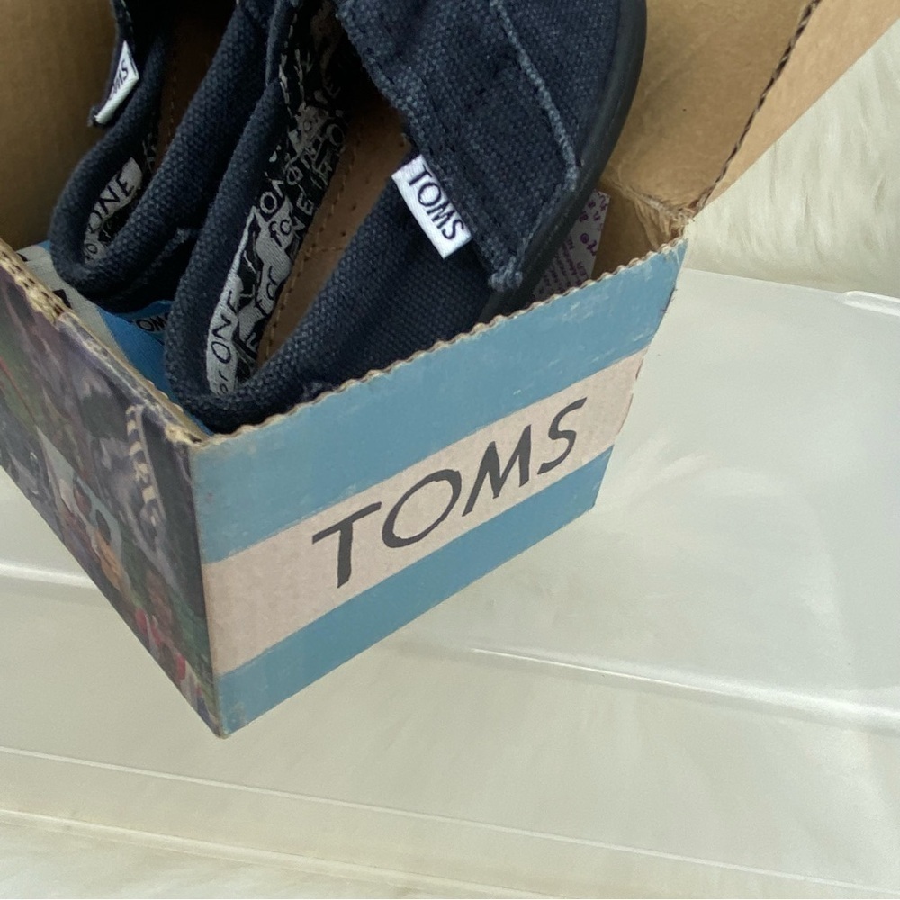 TOMS TINY CLASSIC BLACK CANVAS SHOES
SIZE 4 BABY - Picture 7 of 7
